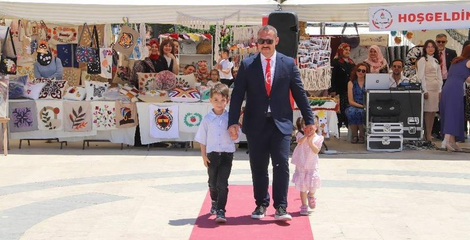 KÖŞKLÜ KURSİYERLER EL EMEĞİ ÜRÜNLERİNİ SERGİLEDİ