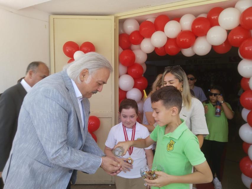 Kaymakam Ali Akça öğrencileri karnelerini  verdi