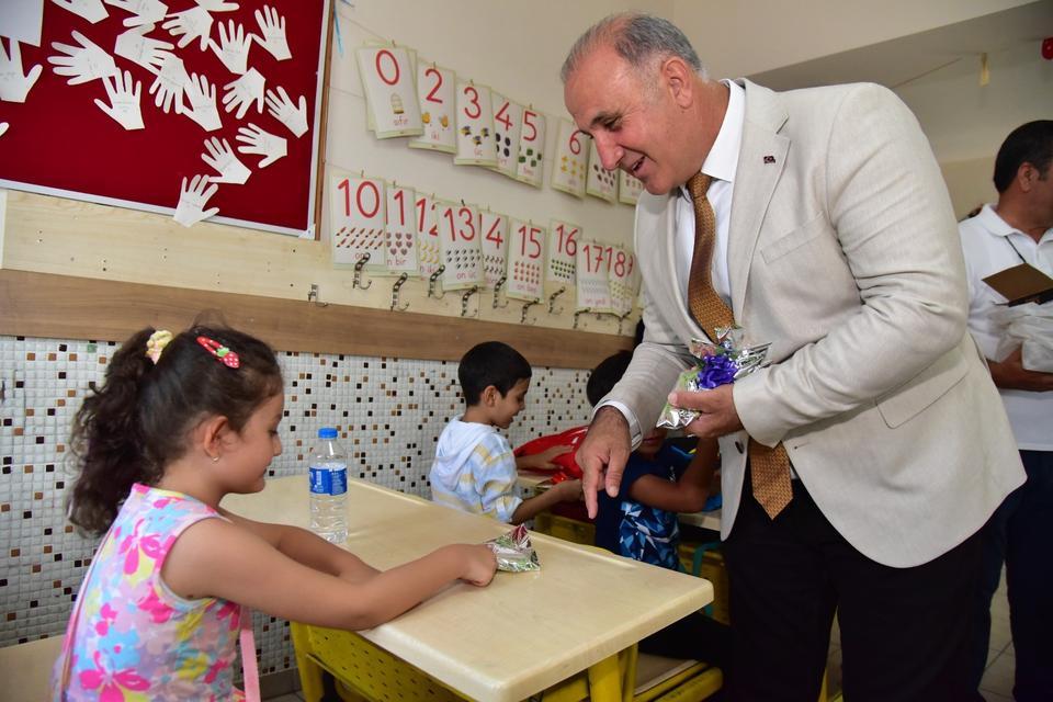 AYDIN'DA MİNİKLER DERS BAŞI YAPTI BAŞKAN KAYA MİNİKLERİN HEYECANLARINA ORTAK OLDU
