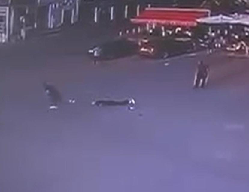 Boşanma aşamasındaki eşi tarafından sokak ortasında bıçaklandı