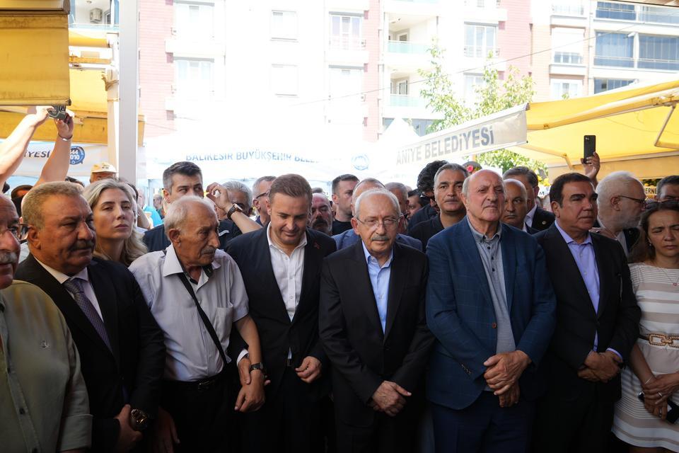 KILIÇDAROĞLU'NUN İKİZ KARDEŞİ ADİL KILIÇDAROĞLU SON YOLCULUĞUNA UĞURLANDI ESKİ CHP GENEL BAŞKANI KEMAL KILIÇDAROĞLU'NUN İKİZ KARDEŞİ ADİL KILIÇDAROĞLU İÇİN CENAZE TÖRENİ DÜZENLENDİ
