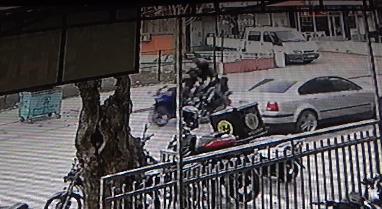 TAMİRE GİDEN MOTOSİKLETE BAŞKA BİR MOTOSİKLETİN ÇARPIŞTIĞI KAZA KAMERADA
