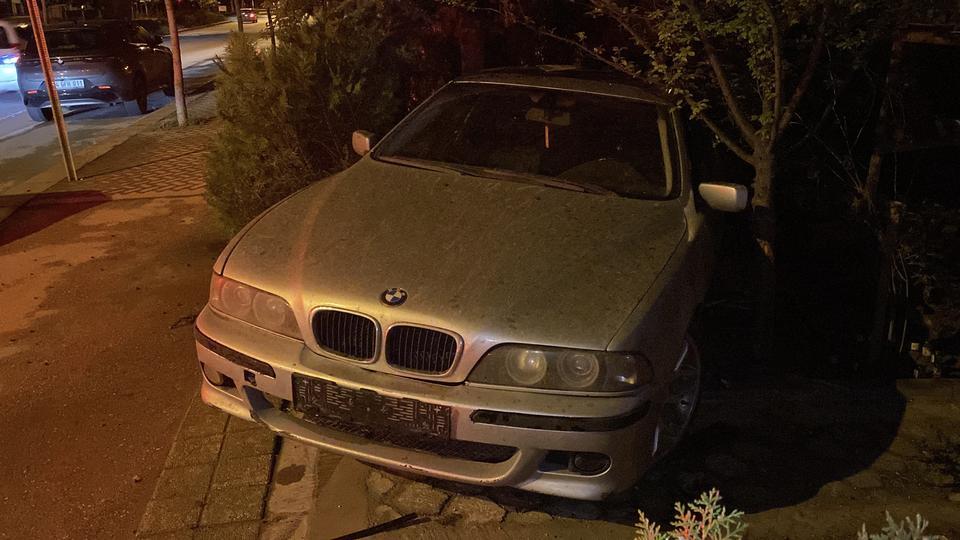 ISLAK ZEMİNDE KAYAN OTOMOBİL MÜSTAKİL EVİN BAHÇESİNE DALDI