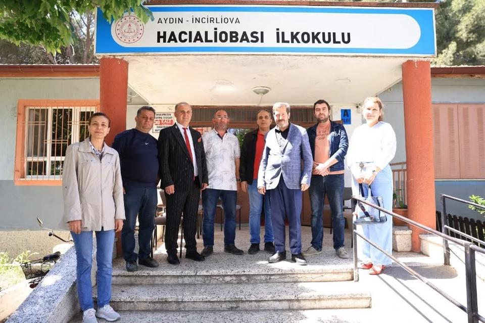 İNCİRLİOVA'DA HAYIRSEVER TARAFINDAN BAĞIŞLANAN SIRALAR OKULA TESLİM EDİLDİ
