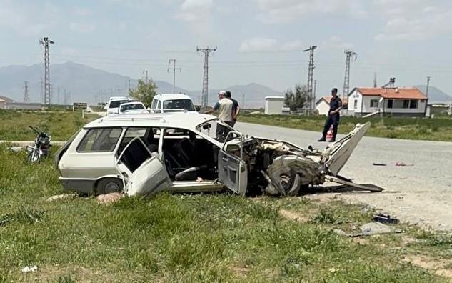 Otomobille hafif ticari araç çarpıştı: 4 yaralı