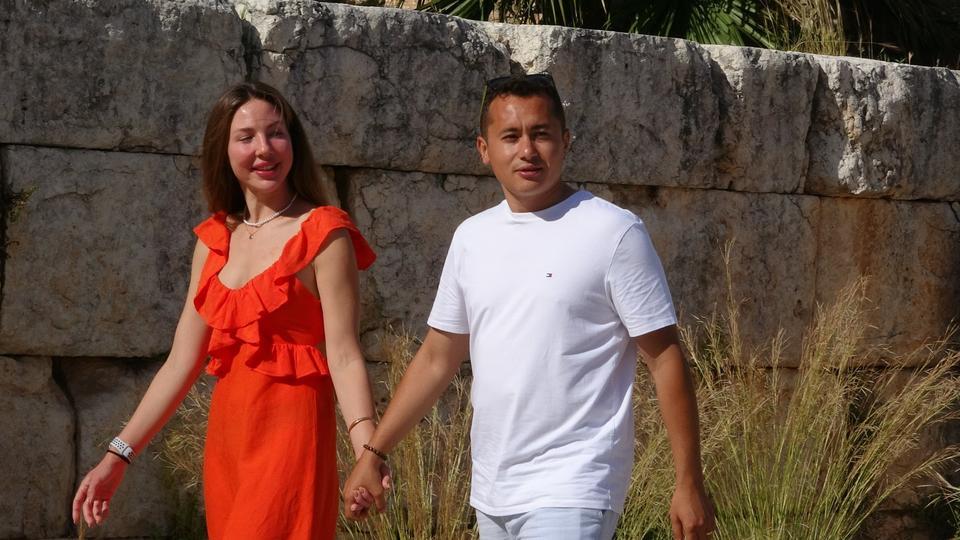 İLK GÖRÜŞTE AŞKLA BAŞLADI: SİBİRYALI GELİNE TÜRK USULÜ DÜĞÜN MERSİN ERDEMLİ'DE AÇIK HAVADA YAPILAN DÜĞÜNLE MESAFELERİ TANIMAYARAK AŞKIYLA EVLENEN MARİİA'YA KINA YAKILDI, ARDINDAN DA DAMADIN ÖNÜNDE TESTİ KIRDI DAMAT İLYAS CAN KİL: "AŞKIN GÜCÜ 10 BİN KİLOMETREYİ AŞTI VE BURAYA KADAR GELDİ" GELİN MARİİA SADNOVA: "BEN CAN İÇİN SİBİRYA'DAN ERDEMLİ'YE GELDİM, GELİNCE ANLADIM Kİ TÜRKİYE ÇOK GÜZEL"