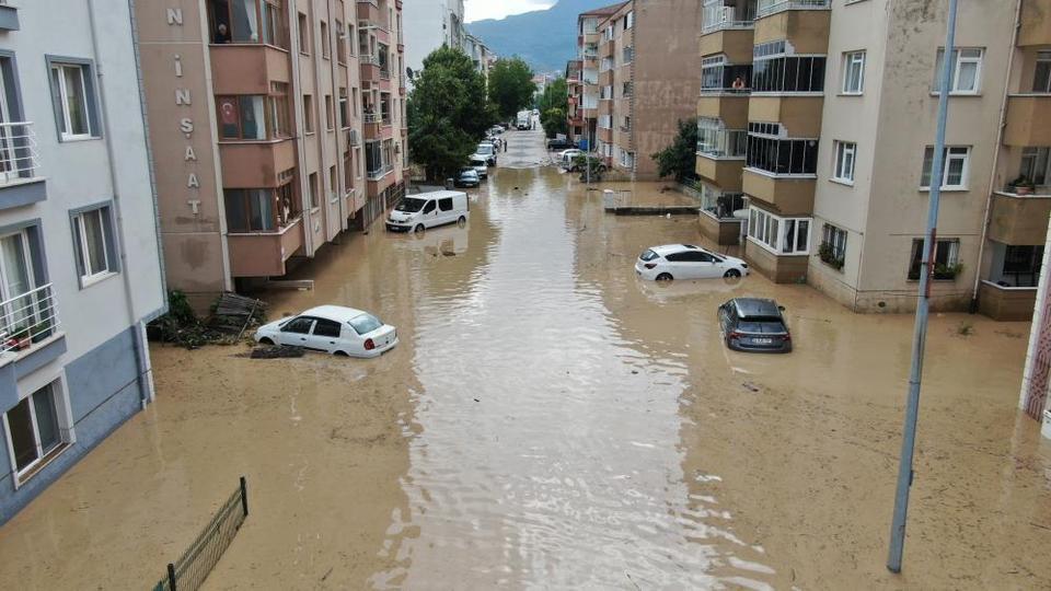 Meteoroloji uyarmıştı! Beklenen oldu, ilçe sular altında kaldı