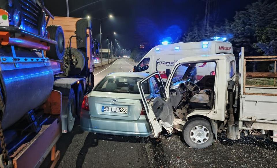 Feci çarpışma can aldı! Araçlar yolda savruldu