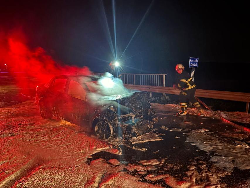 Zincirleme kazada 1 otomobil yandı