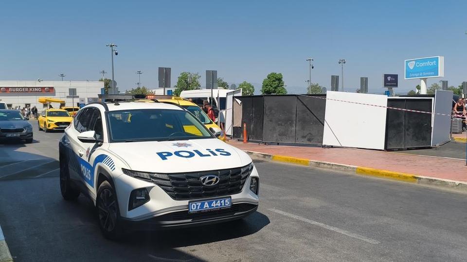 Emekli polis kız arkadaşını tabancayla vurarak öldürdü