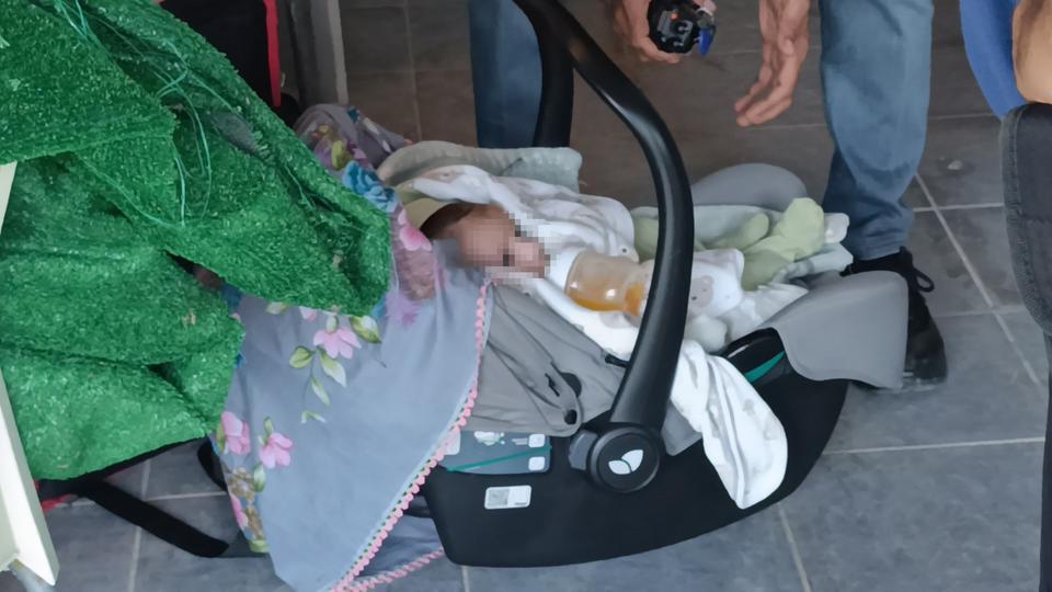 HIRSIZLIK İHBARINA GİDEN POLİS, ÖZEL GARAJDA 5 AYLIK BEBEKLE ANNESİNİ BULDU KADININ KAPISI AÇIK OTOMOBİLE GİRDİĞİ; ARAÇ İÇERİSİNDEN RUHSAT, ANAHTARLAR VE GARAJ KUMANDASINI ALARAK GARAJA GİRDİĞİ ANLAŞILDI GARAJ SAHİBİ KADIN ŞİKAYETÇİ OLMADI BEBEK VE ANNE POLİS EKİPLERİ TARAFINDAN YAKINLARINA TESLİM EDİLMEK ÜZERE GÖTÜRÜLDÜ