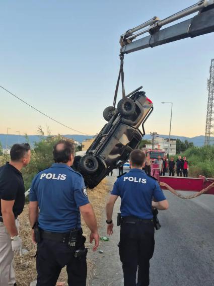 Kamyonet dereye uçtu: 2 kişi hayatını kaybetti