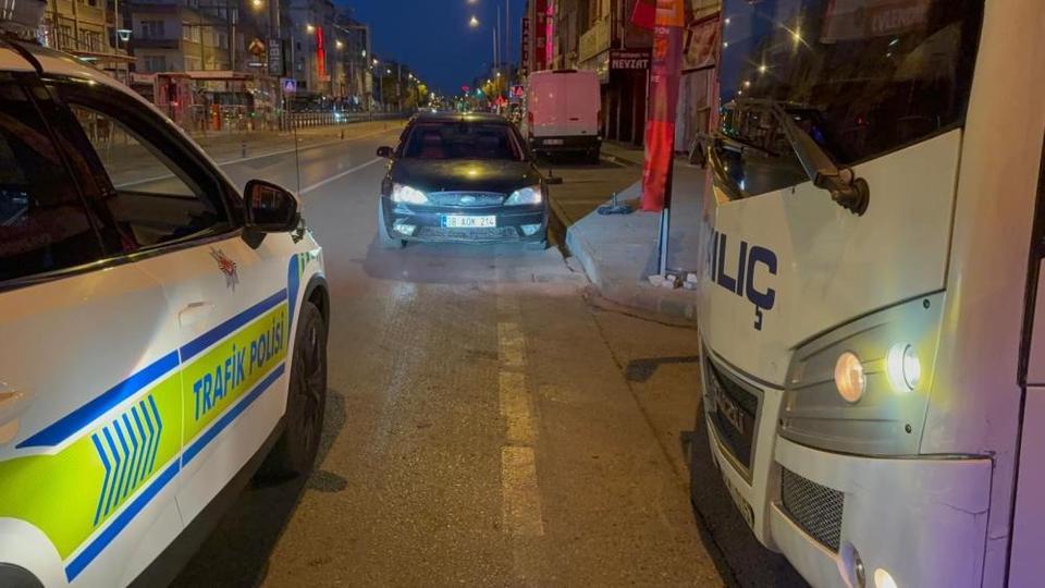 Alkollü sürücü ters yönden ilerleyerek, servis aracına çarptı