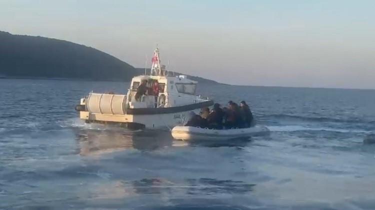 Aydın'da 12 düzensiz göçmen ve 1 göçmen kaçakçısı yakalandı