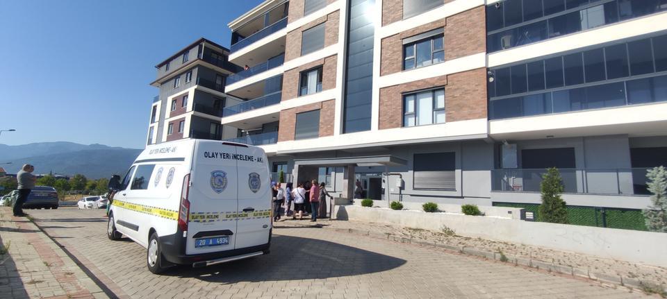 İKİNCİ KATTAN DÜŞEN KADIN HAYATINI KAYBETTİ
