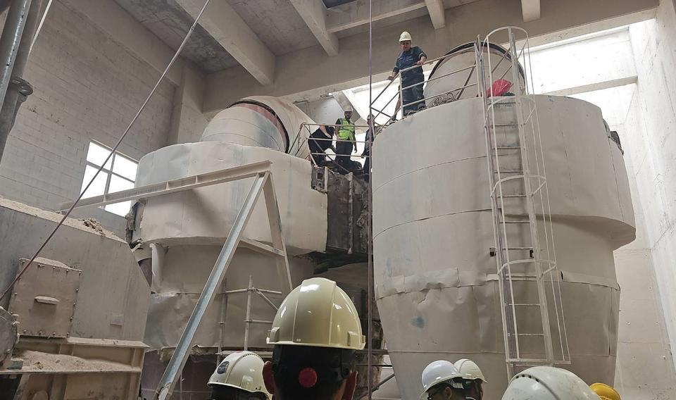 Çimento fabrikasında kazana düşen işçi ağır yaralandı