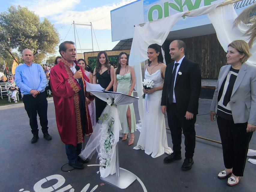 Efeler Belediye Başkanı Anıl Yetişkin ve nikah şahitleri genç çifte bir ömür mutluluklar diledi.