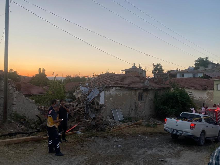Yangından dönen itfaiye aracı eve çarptı