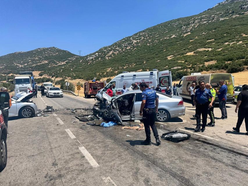İki otomobil kafa kafaya çarpıştı: 1 ölü, 9 yaralı