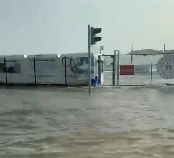 Aydın’ın komşusu fırtınaya teslim oldu: Deniz taştı, yollar sular altında