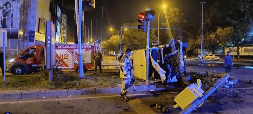 Minibüs devrildi: 4 yaralı