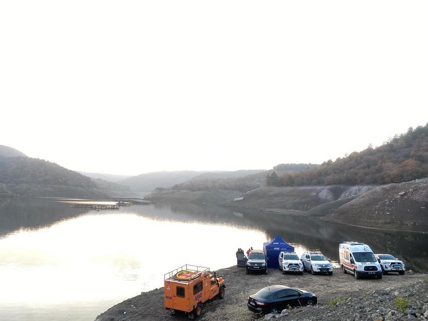 Balıkçılar barajda erkek cesedi buldu