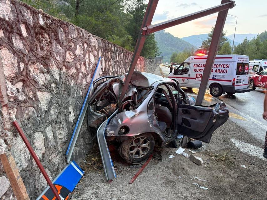 Otomobil yol kenarındaki levhaya çarptı: 3 yaralı