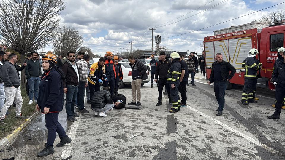 Futbolcuları taşıyan taksi kaza yaptı: 6 yaralı