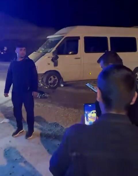 MİNİBÜS İLE MOTOSİKLET ÇARPIŞTI: 1 YARALI