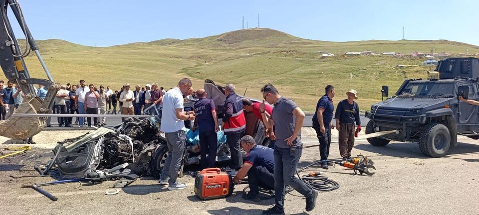 MUŞ'TA KAMYONLA OTOMOBİL ÇARPIŞTI: 2 ÖLÜ, 1 YARALI