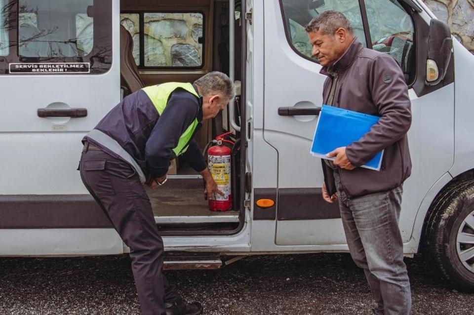 Kuşadası’nda okul servisleri denetlendi