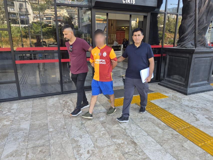Kadın turisti yaralama ve cinsel istismar iddiasıyla 17 yaşındaki çocuk tutuklandı