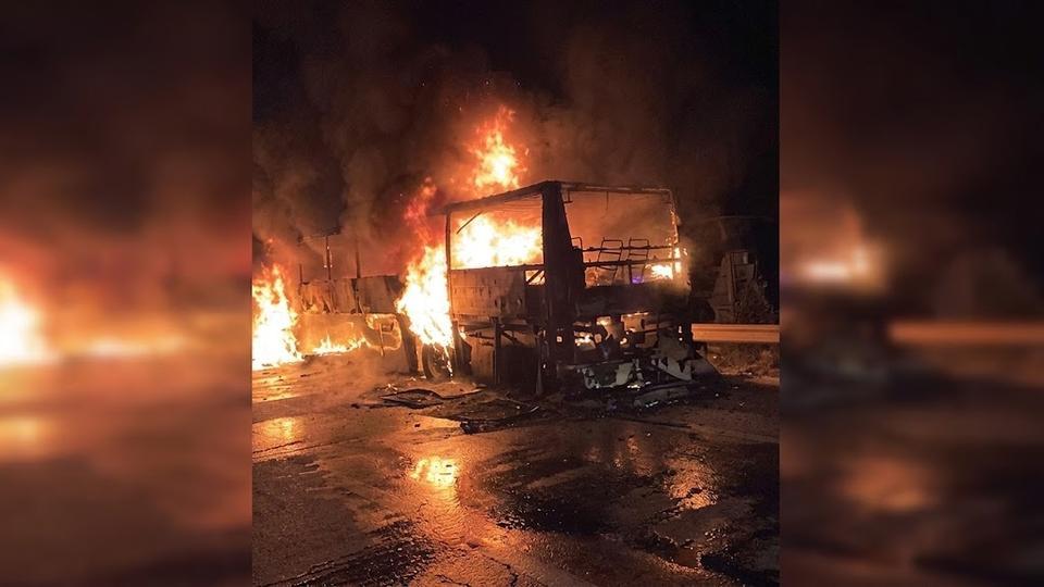 Seyir halindeki otobüs alev aldı, yolcular son anda tahliye edildi