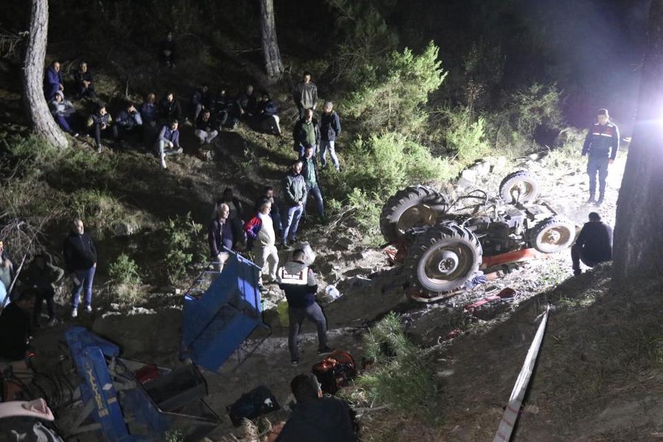 Odun toplamaya giden çiftin cansız bedenleri, traktör altında bulundu