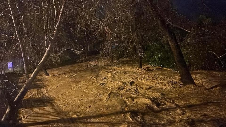 Çay taştı, caddeler sular altında kaldı