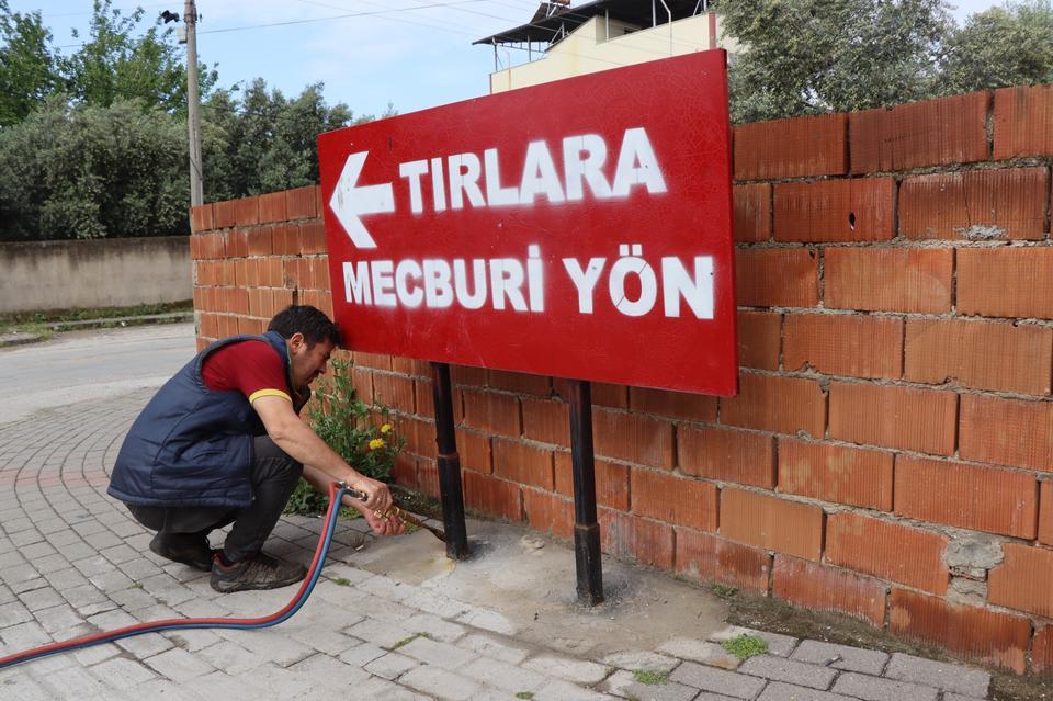 Nazilli'de izinsiz asılan tabela ve dubalara söküldü