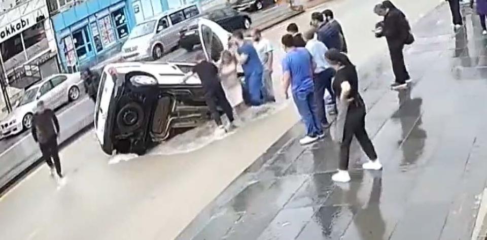 Ankara’da sel yaşandı: Düşen araçtakiler böyle kurtarıldı