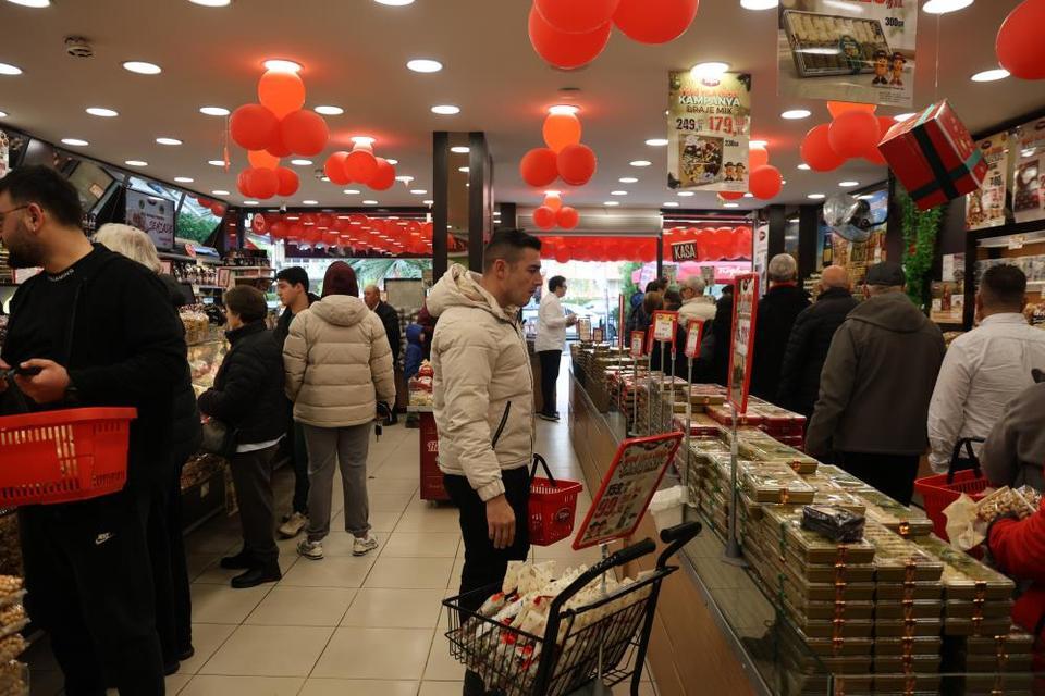 Aydın'da yılın son günü kuruyemişçilerde adım atacak yer kalmadı