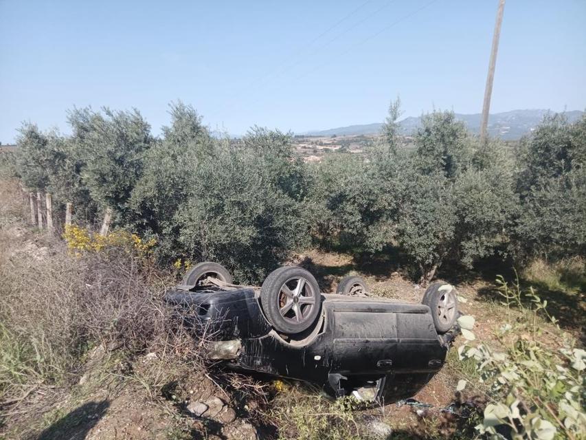 Otomobil şarampole yuvarlandı: Anne ve 5 yaşındaki çocuğu yaralandı