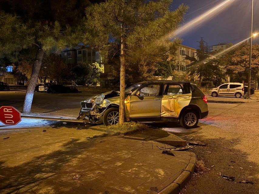 Hafif ticari araç SUV ile çarpıştı: 4 yaralı