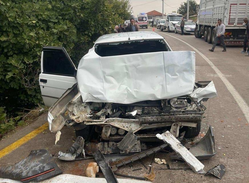 İki araç kafa kafaya çarpıştı: 4 yaralı