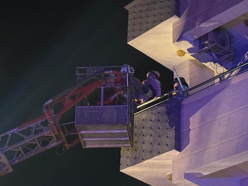 Yangın çıkan apartmanda can pazarı