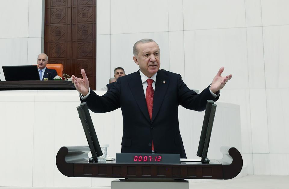 CUMHURBAŞKANI ERDOĞAN: "NE TÜRKİYE'NİN NE DE TÜRK MİLLETİNİN ARTIK KAYBETMEYE TAHAMMÜLÜ YOKTUR" "ŞAHSIM DÂHİL HEPİMİZ MİLLETİN SORUNLARINA ÇÖZÜM BULMAK, ÜLKENİN ÖNÜNÜ VE UFKUNU AÇMAKLA MÜKELLEFİZ" "FON MESELESİNİ SÜRATLE ÇÖZÜYORUZ" "TÜRKİYE'NİN AYARLARININ BOZULMASI SADECE TÜRKİYE'NİN HASIMLARININ İŞİNE YARAR" "HER SİYASİ PARTİ 'TÜRKİYE MERKEZLİ SİYASET' İCRA ETMELİDİR" "TERÖRÜN, TÜRKİYE'NİN ENERJİSİNİ HEBA ETTİĞİ, TÜRKİYE'Yİ OYALADIĞI, TÜRKİYE'NİN KAYNAKLARINI TÜKETTİĞİ AÇIKTIR" (TERÖRSÜZ TÜRKİYE) "GEREKLİ ADIMLAR ATILDIĞINDA, İLGİLİ KURUMLARIMIZ DA GEREKENİ YAPACAKTIR" "YENİ ANAYASA BAHSİ TÜRK SİYASETİNİN ÖNÜNDE BİR 'İMTİHAN KÂĞIDI' OLARAK HALEN DURUYOR" "YENİ VE SİVİL BİR ANAYASA HEDEFİ, TÜRK DEMOKRASİSİNİN RÜŞTÜNÜ İSPAT MÜCADELESİDİR" "TÜRKİYE YÜZYILINA YAKIŞIR YENİ VE SİVİL BİR ANAYASA İÇİN KOLLARI SIVAMAK HERKES İÇİN GERÇEK BİR SAMİMİYET SINAVIDIR