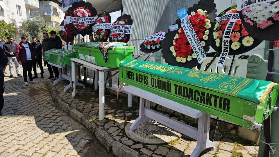 YANGINDA HAYATINI KAYBEDEN ANNE VE 2 ÇOCUĞU SON YOLCULUĞUNA UĞURLANDI
