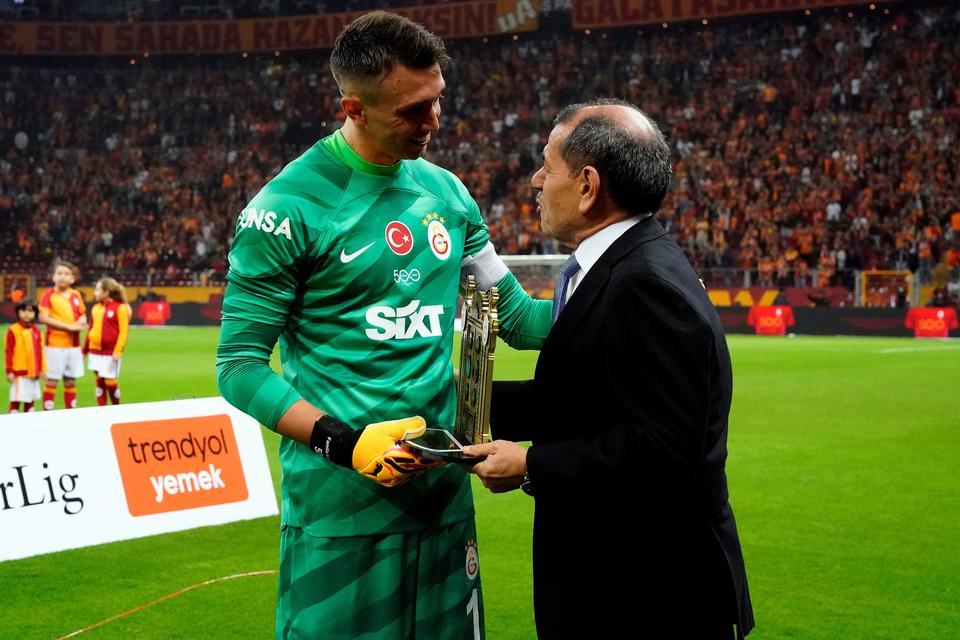 Galatasaray ile en fazla resmi karşılaşmaya çıkan yabancı futbolcu ünvanı da Muslera’da bulunuyor.
15 kupa kazandı