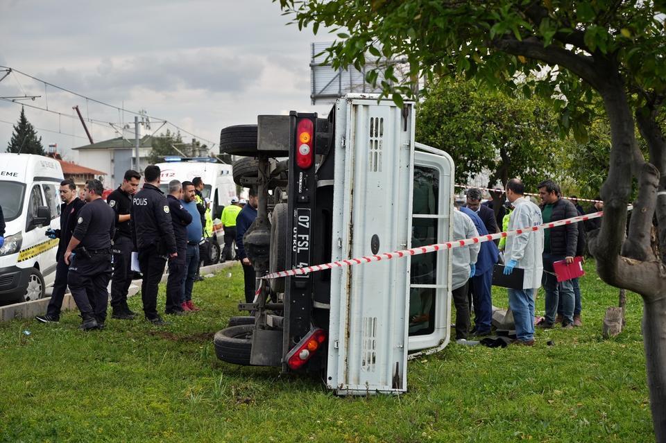 CEZA İNFAZ KORUMA ARACI DEVRİLDİ: 1 ÖLÜ, 1 YARALI HAYATINI KAYBEDEN İNFAZ KORUMADA GÖREVLİ MEMURUN EŞİ VE MESAİ ARKADAŞLARI UZUN SÜRE GÖZYAŞI DÖKTÜ