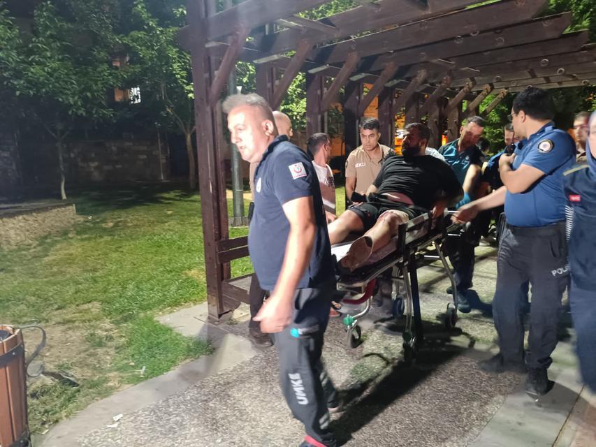 KIZLARIN KAVGASINI AYIRMAK İSTERKEN YARALANDI AİLESİYLE GİTTİĞİ PARKTA KAVGA EDEN KIZ ÇOCUKLARINI AYIRMAK İSTERKEN BIÇAKLANDI