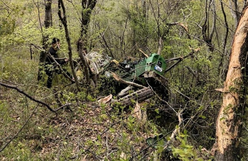 Traktör uçurumdan yuvarlandı