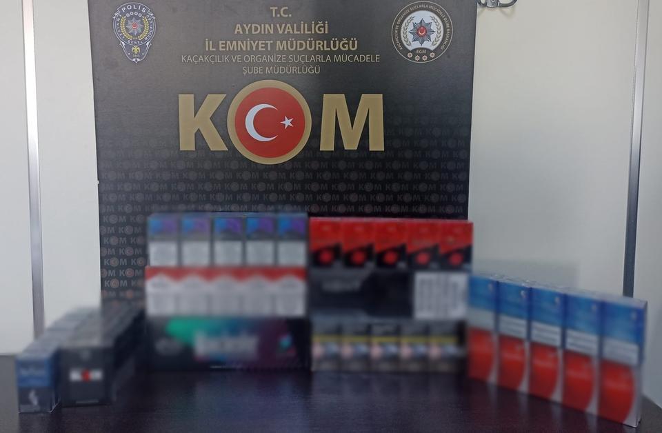 TAŞIDIĞI KOLİDEN KAÇAK SİGARA ÇIKTI