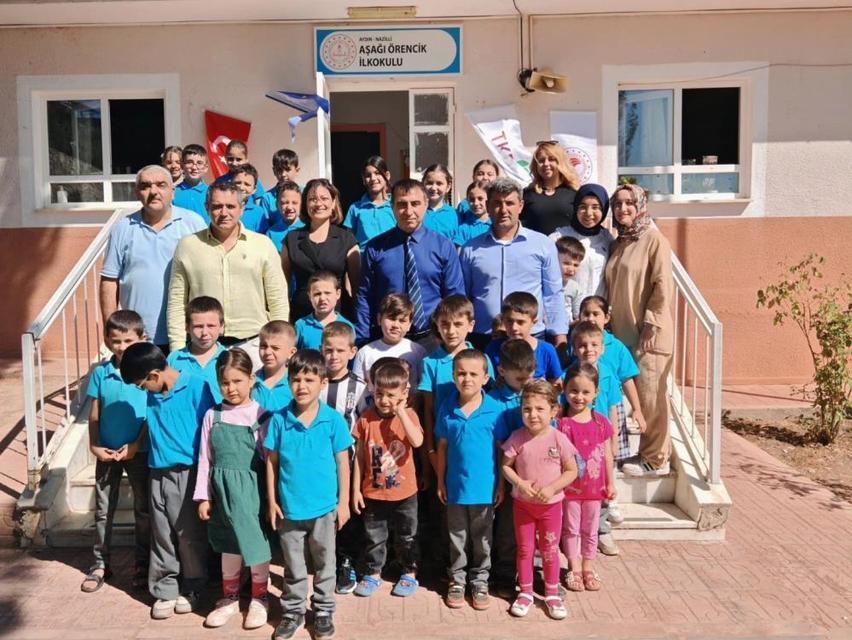 Nazilli'de öğrenciler zeytin fidanlarını toprakla buluşturdu